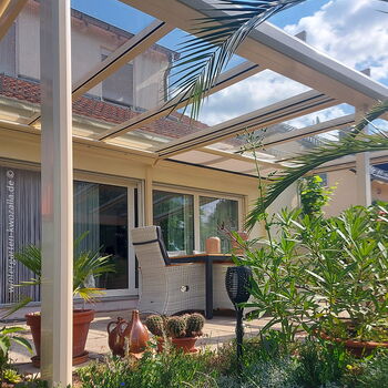 Terrassenüberdachung in Pirna mit Gartenmöbel von Kwozalla