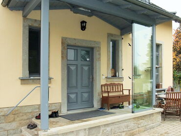 Verglaster Hauseingang - Schiebeanlage aus Glas, offen