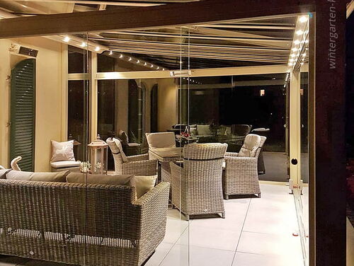 Wintergarten am Abend - Ausgestattet mit beliebter dimmbarer LED-Beleuchtung - gemütlich eingerichtet mit Wintergartenmöbeln von "Galerie Kwozalla" bei Dresden