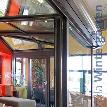 Ausstellung: Modell eines Wintergartens - Ansicht geöffneter Wintergarten mit LED-Beleuchtung