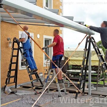 Montage einer Terrassenüberdachung: Fachgerechte Scheibenmontage