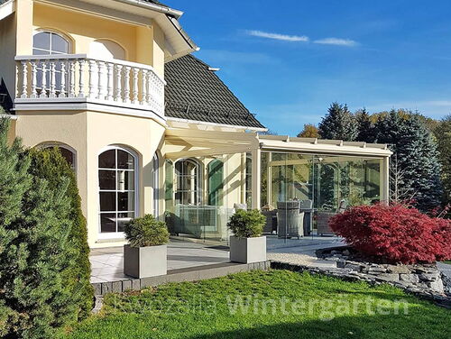 Wintergarten - großzügige, rahmenloses Glaselemente verwandeln den geschlossenen Glasanbau im Sommer in ein offenes Terrassendach