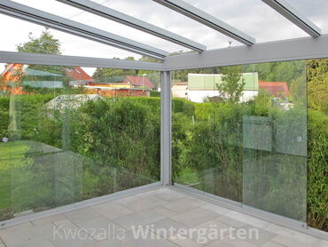 Glashaus mit rahmenlosen Schiebeelementen aus Sicherheitsglas