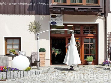 Vorführung - exklusiver Sonnenschirm, Ampelschirm - Schirm wird geschlossen