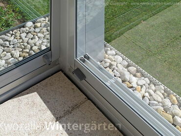 Kinderleichtes Öffnen und Schließen der Ganzglaselemente durch Führungschienen