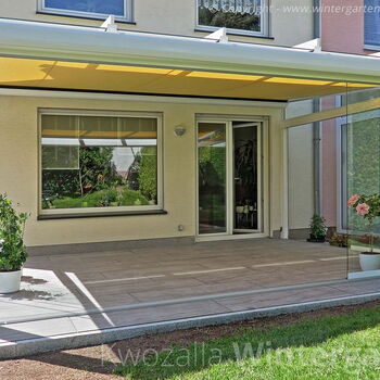 Sommergarten mit transparenter Verglasung, Schiebeverglasung - geöffnet