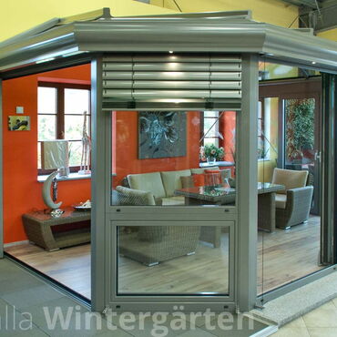 Musterausstellung: Modell eines Wintergartens - Glaselemente können einfach verschoben, gefaltet oder gekippt werden