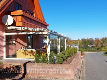 Modernes Glashaus im Grünen