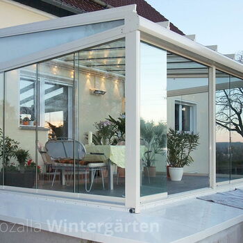 Kaltwintergarten mit moderner LED-Beleuchtung für eine gemütliche Stimmung