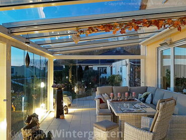 Referenz - Glashaus auf der Terrasse + Möbel von der "Galerie Kwozalla" am Abend
