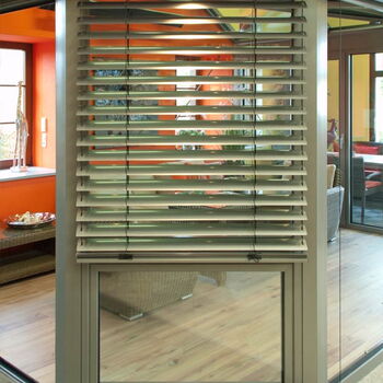 Außenjalousien für große Glasflächen von Kwozalla