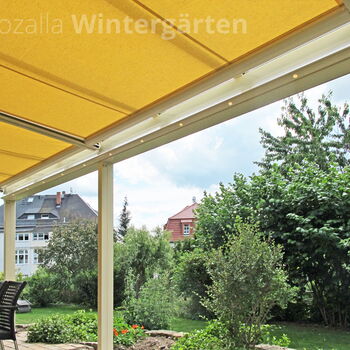 Terrassendach mit integrierter Markise und moderner LED-Beleuchtung