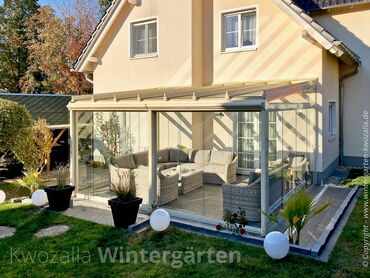 Modernes Glashaus - Kaltwintergarten mit transparenter Schiebeverglasung