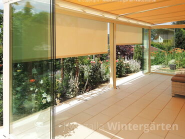 Referenz - Glashaus mit transparenter Schiebeverglasung + innen- und  außenliegendem Sonnenschutz