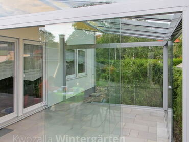 Glashaus in Sachsen mit rahmenlosen Schiebeelementen aus Glas - transparente Terrassenverglasung - Außenansicht