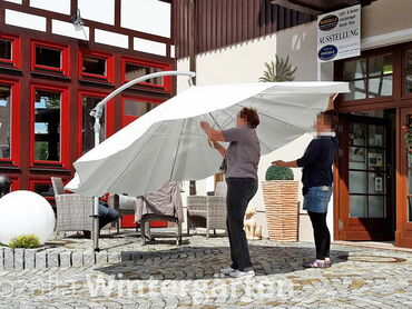 Vorführung eines runden Ampelschirms - Ampelschirm | Sonnenschirm kaufen bei Kwozalla