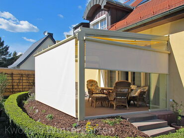 Referenz - Glashaus auf der Terrasse mit Sonnenschutz
